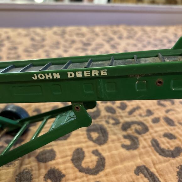 1/16 Scale ERTL John Deere Metal Hay Elevator *damaged but works - Picture 6 of 9